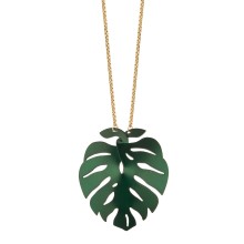Halskette mit einer grünen Monstera mit Löchern aus der Plantis Kollektion