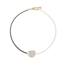 Kurze Perlen- und Onyxkette aus der Parer Kollektion