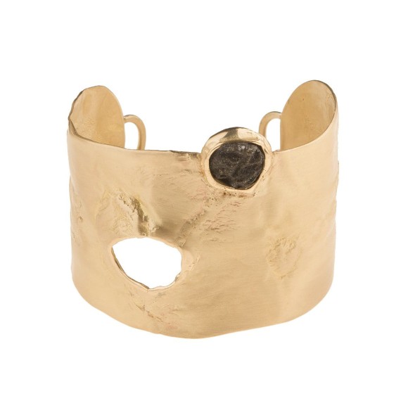Ein breites, unregelmäßig geformtes Goldarmband aus der New Stone Orska Schmuckkollektion