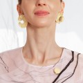 Asymmetrische, handgefertigte Ohrringe aus der MOON Kollektion von ORSKA Jewelry in Gold.