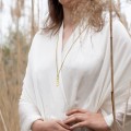 Lange, zarte Halskette mit einer Ahornnase in Goldfarbe aus der Bery-Kollektion von ORSKA Jewelry