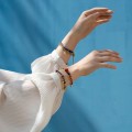Armband mit roten Natursteinen aus der Gelato-Kollektion, entworfen von Orska Biżuteria