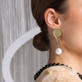 Asymmetrische Perlen- und Onyxohrringe, Parer-Kollektion, ORSKA-Schmuck