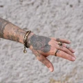 Siegelring aus Messing mit geometrischem Finish, Orska Schmuck