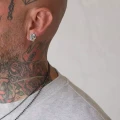 Asymmetrische Herren-Silberohrringe aus der Lava-Kollektion, Orska-Schmuck