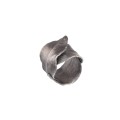Ein breiter, silberner Ring in Form eines Salbeiblattes aus der Bery ORSKA Kollektion
