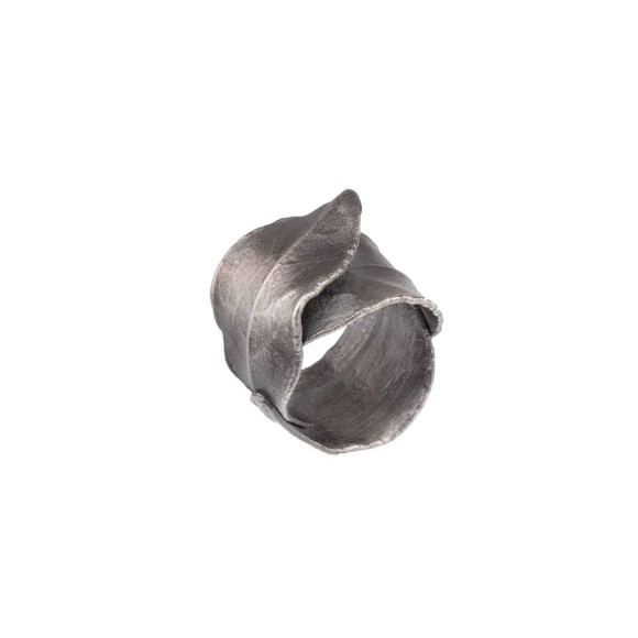 Ein breiter, silberner Ring in Form eines Salbeiblattes aus der Bery ORSKA Kollektion