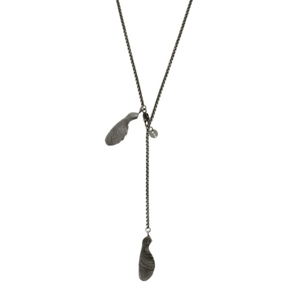 Halskette mit einer Ahornnase aus der Bery-Kollektion von ORSKA Jewelry.