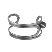 Steifes, dunkles Armband aus der Machina Kollektion