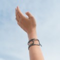 Ein steifes, graphitfarbenes Armband aus der Machina-Kollektion, Orska-Schmuck