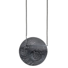 Lange, dunkle Halskette mit einem vom Vollmond inspirierten Anhänger aus der Moon Kollektion