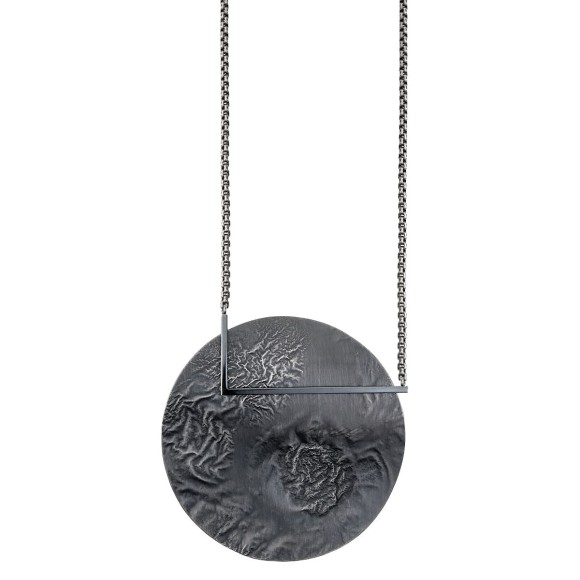 Lange, kunstvolle Halskette mit einem vom Vollmond inspirierten Anhänger aus der Moon-Kollektion – ORSKA-Schmuck