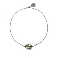 ORSKA Schmuck, kurze Halskette mit Farnblatt aus der Nefro Kollektion