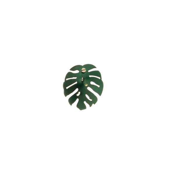 Eine kleine Anstecknadel in Form eines Blattes einer durchlöcherten Monstera - Plantis Kollektion - PLB12-1 - Orska Schmuck