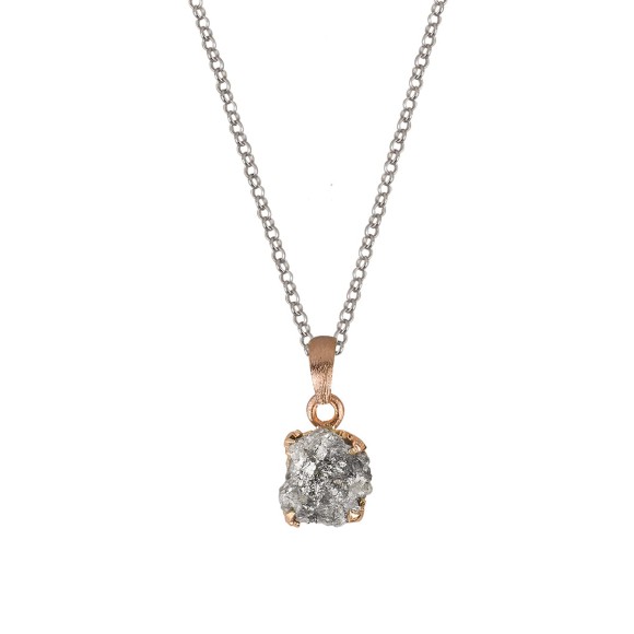 Silberkette mit einem ungeschliffenen Diamanten aus der Verum-Kollektion von ORSKA Jewelry