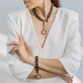 Messingarmband mit Münzanhänger aus der Ducats-Kollektion von ORSKA Jewelry.