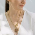 Messingkette in Goldfarbe mit einem alten Münzanhänger