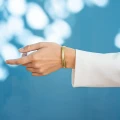 Ein klassisches, steifes Armband mit glänzendem Finish aus der Body-Kollektion.