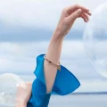Handgefertigtes Armband aus rosa und lila Natursteinen