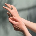 Ein breiter goldfarbener Ring aus der Eternal Kollektion von ORSKA Jewelry