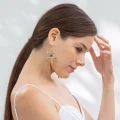 lange, goldene Boho-Ohrringe aus der Gelato-Kollektion bei ORSKA Jewelry