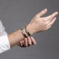 Ein steifes Armband in Graphitfarbe aus der Machiny-Kollektion von ORSKA Jewelry