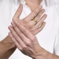 Ein Unisex-Ring in Goldfarbe in Form eines Frauentorsos aus der Body-Kollektion von ORSKA Jewelry