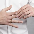 Unisex-Ring aus unregelmäßigen Gliedern, inspiriert von der Nabellinie aus der Body-Kollektion von ORSKA Jewelry