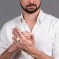 Unisex-Siegelring mit Perlmutt in Goldfarbe aus der Parer-Kollektion von ORSKA Schmuck