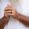 Ein goldfarbener Ring mit poliertem Auge aus der Moon Kollektion von ORSKA Jewelry