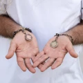 Unisex-Armband mit einem alten Münzanhänger, oxidiert, aus der Ducats-Kollektion von ORSKA Schmuck