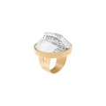 Ein handgefertigter Ring mit einem facettierten Kristall aus der Glashütte Julia von ORSKA