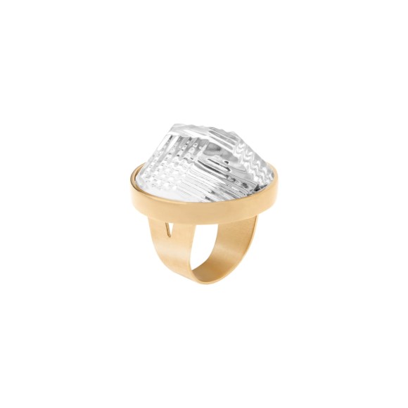 Ein handgefertigter Ring mit einem facettierten Kristall aus der Glashütte Julia von ORSKA