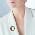 Kontrastreicher, künstlerischer ORSKA-Pin