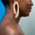 Asymmetrische, glänzende Goldohrringe aus der Tache-Kollektion