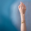 Armband aus der Rundo Kollektion in Gold, doppelt ums Handgelenk gewickelt von ORSKA Schmuck
