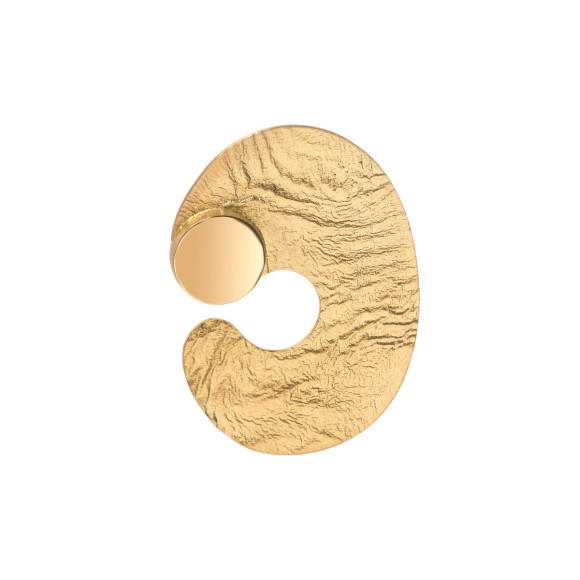 Handgefertigte Anstecknadel aus der Moon-Kollektion in Gold mit unregelmäßiger Textur.
