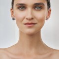 Asymmetrische Ohrstecker mit farbigen Kristallen aus der Holos HOK28-2 ORSKA Kollektion