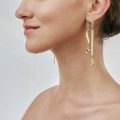 Asymmetrische goldene Ohrringe mit rotem Kristall aus der Holos-Kollektion HOK42-3 ORSKA