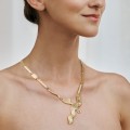 Goldene Halskette mit Anhänger und rotem Kristall aus der Holos-Kollektion