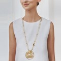Lange, goldene Halskette mit rundem Anhänger aus der Holos-Kollektion HON78-1 ORSKA