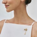 Vergoldete Anstecknadel mit Kristall aus der Holos-Kollektion HOB14-1 ORSKA