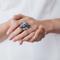 Dunkler Ring mit Kristallaugen aus der Soda SP32-2 Kollektion