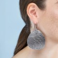 Große, dunkle Ohrringe aus der Moon Kollektion mit unregelmäßiger Oberfläche MOK32-7 ORSKA