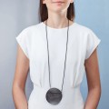 Lange, dunkle Halskette mit einem vom Vollmond inspirierten Anhänger aus der Moon-Kollektion MON46-4 ORSKA