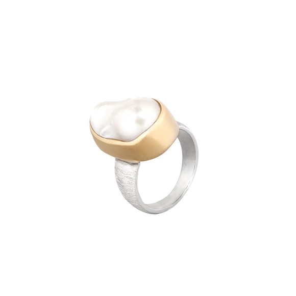 Vergoldeter Ring mit einer großen, unregelmäßigen Perle aus der Verum VRP74-1 ORSKA Kollektion