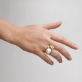 Künstlerischer Ring mit einer Perle und zwei Diamanten aus der Verum VRP229-1 ORSKA Kollektion