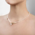 Handgefertigte, vergoldete Perlenkette mit eichelförmigen Anhängern aus der Bery-Kollektion von ORSKA Schmuck
