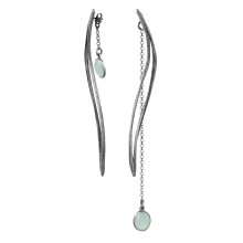 Silberne, asymmetrische Ohrringe mit Chalcedon