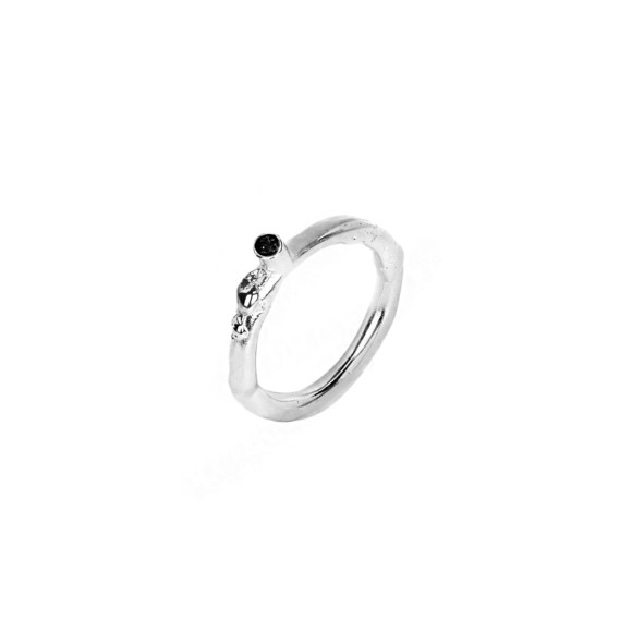 Ein dezenter Ring mit einem dunklen Stein aus der New Stone NSP 34-6 ORSKA Kollektion
